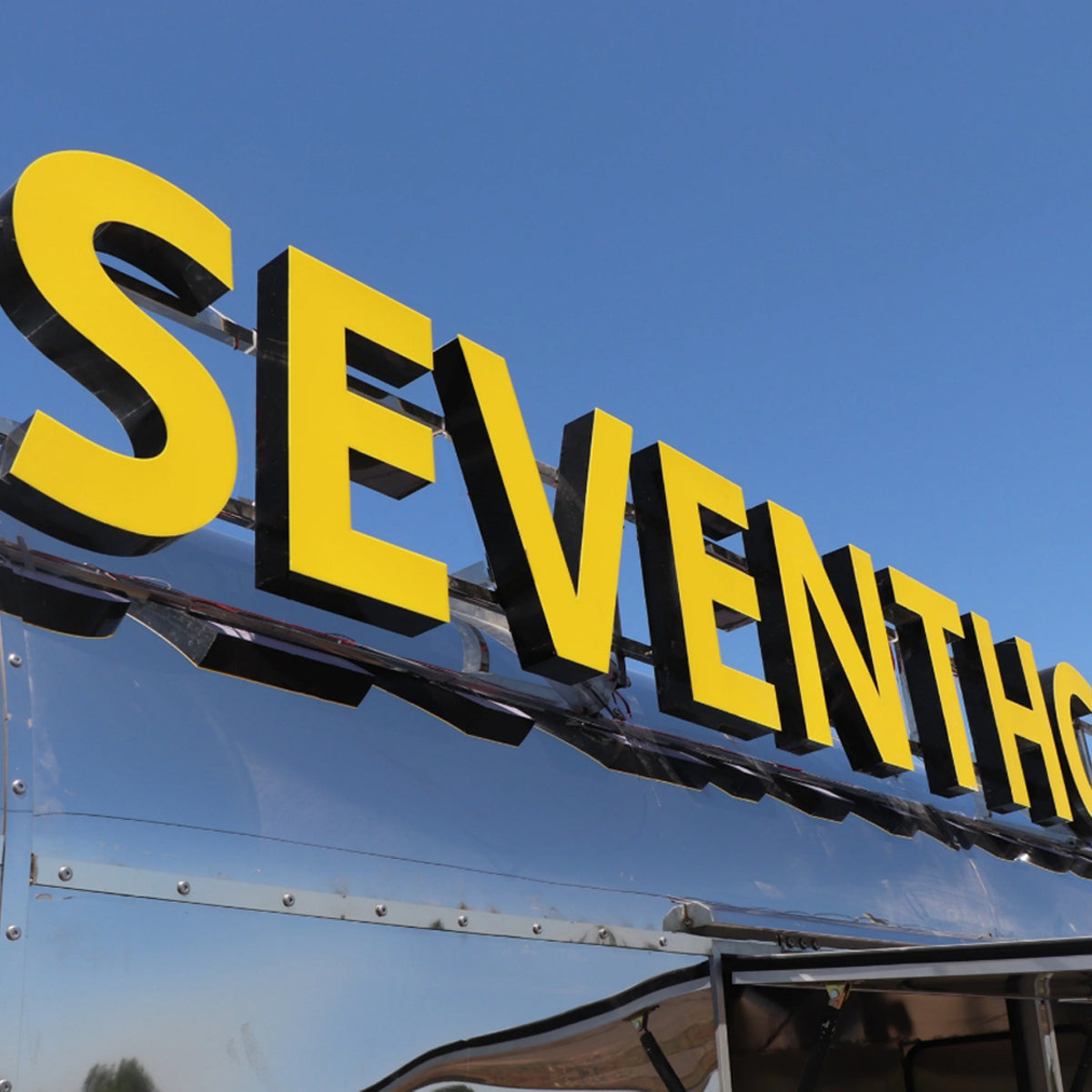 Panneau d'affichage pour remorque et carrosserie de camion