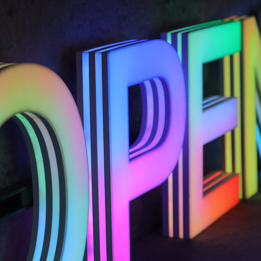 Panneau d'affichage 3D à LED en couleur avec lettres et chiffres (lettres et chiffres disponibles)