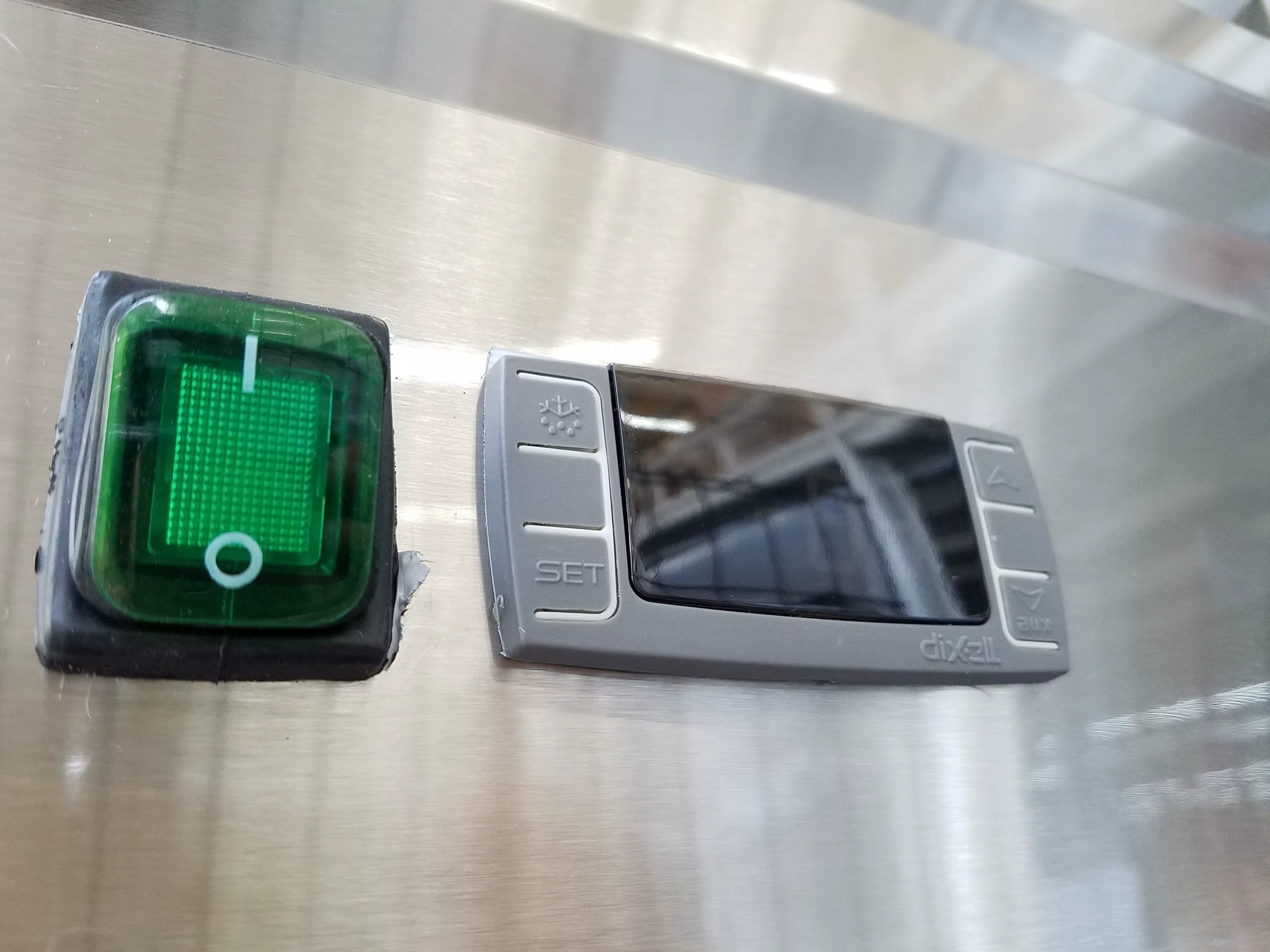 Reach-In Refrigerator / Freezers (three-door) KRX3/KFX3